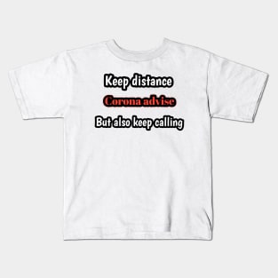 Corona advise, keep distancebut also keep calling Kids T-Shirt